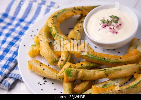 Assiette de haricots verts en tempura avec mayonnaise. Recette japonaise traditionnelle. Banque D'Images