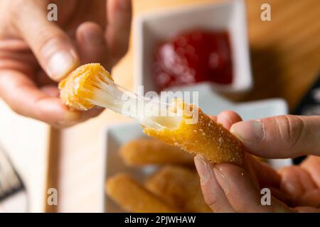 Bâtonnets de mozzarella frits avec confiture. Banque D'Images