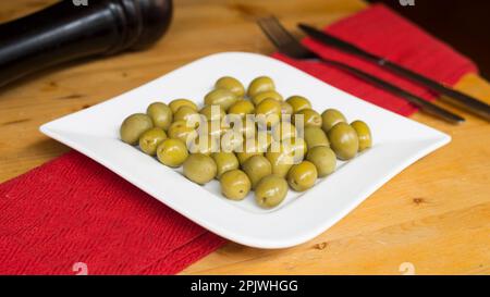 Plat d'olive de qualité supérieure en Espagne. Tapa traditionnel espagnol. Banque D'Images