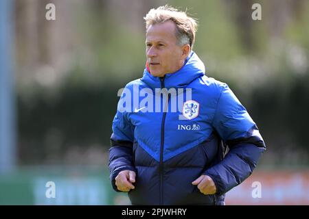 ZEIST - les femmes néerlandaises entraînent Andries Jonker lors d'une session d'entraînement de l'équipe nationale féminine de football des pays-Bas sur 4 avril 2023 à Zeist, pays-Bas. Les Lionnes d'Orange se préparent à des rencontres internationales amicales contre l'Allemagne et la Pologne. ANP GERRIT VAN KOLOLEN Banque D'Images