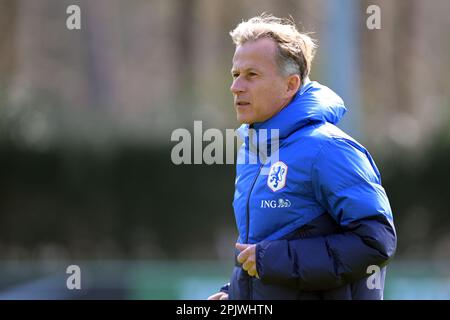 ZEIST - les femmes néerlandaises entraînent Andries Jonker lors d'une session d'entraînement de l'équipe nationale féminine de football des pays-Bas sur 4 avril 2023 à Zeist, pays-Bas. Les Lionnes d'Orange se préparent à des rencontres internationales amicales contre l'Allemagne et la Pologne. ANP GERRIT VAN KOLOLEN Banque D'Images