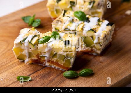 Courgettes et tourte aux œufs avec sauce au yaourt. Banque D'Images