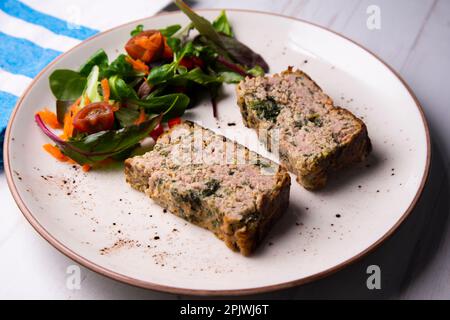 Viande cuite et tarte aux épinards. Banque D'Images