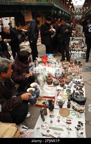 Souvenirs de Mao Tse Tung et de la révolution en vente sur le marché comme souvenirs. Shaanxi, Xi'an, Chine Banque D'Images