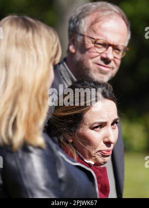 Reporters sans frontières (RSF) le secrétaire général Christophe Deloire (à droite), directeur des opérations et des campagnes Rebecca Vincent (à gauche) et l'épouse de Julian Assange Stella Assange à l'extérieur de la prison de Belmarsh, au sud-est de Londres, où ils visitent le fondateur de Wikileaks. La visite intervient une semaine avant le quatre ans d'emprisonnement à Belmarsh. Date de la photo: Mardi 4 avril 2023. Banque D'Images