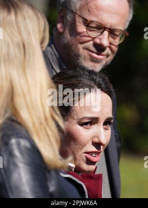 Reporters sans frontières (RSF) le secrétaire général Christophe Deloire (à droite), directeur des opérations et des campagnes Rebecca Vincent (à gauche) et l'épouse de Julian Assange Stella Assange à l'extérieur de la prison de Belmarsh, au sud-est de Londres, où ils visitent le fondateur de Wikileaks. La visite intervient une semaine avant le quatre ans d'emprisonnement à Belmarsh. Date de la photo: Mardi 4 avril 2023. Banque D'Images