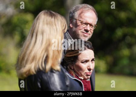 Reporters sans frontières (RSF) le secrétaire général Christophe Deloire (à droite), directeur des opérations et des campagnes Rebecca Vincent (à gauche) et l'épouse de Julian Assange Stella Assange à l'extérieur de la prison de Belmarsh, au sud-est de Londres, où ils visitent le fondateur de Wikileaks. La visite intervient une semaine avant le quatre ans d'emprisonnement à Belmarsh. Date de la photo: Mardi 4 avril 2023. Banque D'Images