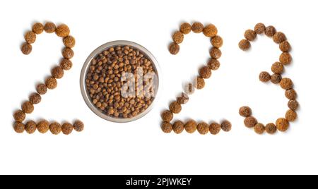Calendrier 2023 de nourriture sèche pour animaux et un bol rempli de granules croustillants sur fond blanc. Nutrition thérapeutique diététique pour chiens et chats. Nourriture pour un Banque D'Images