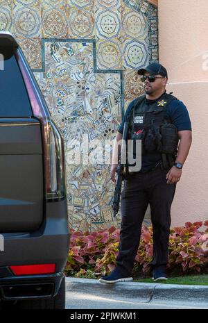 Un agent du service secret armé garde l'entrée de Mar-a-Lago.l'ancien président Donald Trump arrive à l'aéroport international de Palm Beach en tant que partisans W Banque D'Images