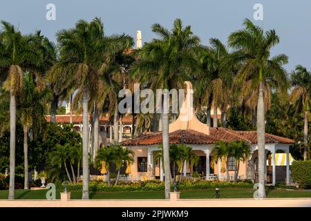 Mar-a-Lago. L'ancien président Donald Trump arrive à l'aéroport international de Palm Beach alors que ses partisans brandent des panneaux et des drapeaux. L'ancien président est sur le Banque D'Images