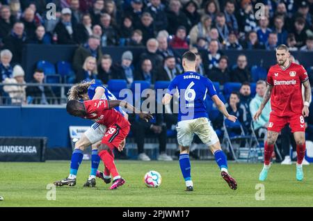 Gelsenkirchen, Veltins-Arena, 01.04.23: Moussa Diaby (M) (Leverkusen) gegen Alex Kral (Schalke) beim Spiel der 1.Bundesliga FC Schalke 04 contre Bayer 04 Banque D'Images