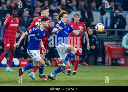 Gelsenkirchen, Veltins-Arena, 01.04.23: Alex Kral (Schalke) (R) gegen Florian Wirtz (Leverkusen) beim Spiel der 1.Bundesliga FC Schalke 04 vs. Bayer 0 Banque D'Images