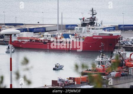 Salerno, Italie. 04th avril 2023. Le navire de l'ONG 'Association non-gouvernementale' Sos Mediterranee Ocean Viking arrive au port de Salerne avec 92 migrants à bord, secourus au large de la côte libyenne il y a quelques jours. Salerne, Italie, 04 avril 2023. (Photo par Vincenzo Izzo/Sipa USA) crédit: SIPA USA/Alay Live News Banque D'Images