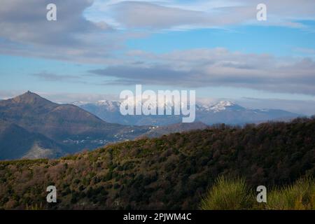 Voyage dans les collines de l'arrière-pays de Gênes, Ligurie, Italie au mois de janvier. Banque D'Images