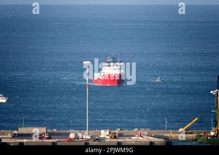 Salerno, Italie. 04th avril 2023. Le navire de l'ONG 'Association non-gouvernementale' Sos Mediterranee Ocean Viking arrive au port de Salerne avec 92 migrants à bord, secourus au large de la côte libyenne il y a quelques jours. Salerne, Italie, 04 avril 2023. (Photo par Vincenzo Izzo/Sipa USA) crédit: SIPA USA/Alay Live News Banque D'Images