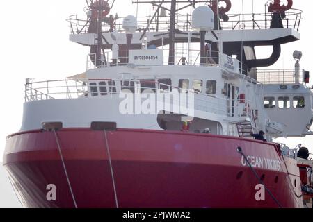 Salerno, Italie. 04th avril 2023. Le navire de l'ONG 'Association non-gouvernementale' Sos Mediterranee Ocean Viking arrive au port de Salerne avec 92 migrants à bord, secourus au large de la côte libyenne il y a quelques jours. Salerne, Italie, 04 avril 2023. (Photo par Vincenzo Izzo/Sipa USA) crédit: SIPA USA/Alay Live News Banque D'Images