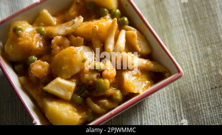 Compotée de seiches avec pommes de terre. Recette traditionnelle de tapa espagnole. Banque D'Images