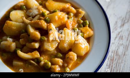 Compotée de seiches avec pommes de terre. Recette traditionnelle de tapa espagnole. Banque D'Images