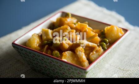 Compotée de seiches avec pommes de terre. Recette traditionnelle de tapa espagnole. Banque D'Images