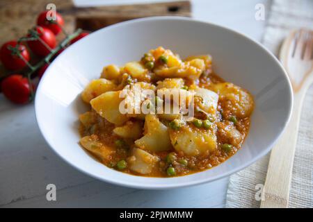 Compotée de seiches avec pommes de terre. Recette traditionnelle de tapa espagnole. Banque D'Images