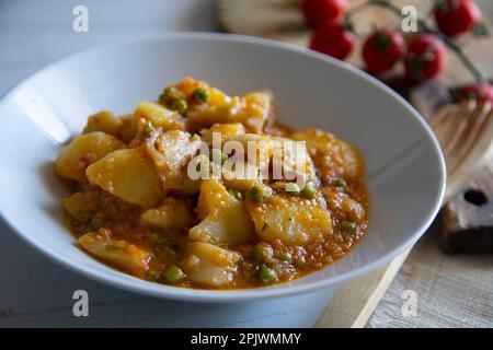 Compotée de seiches avec pommes de terre. Recette traditionnelle de tapa espagnole. Banque D'Images