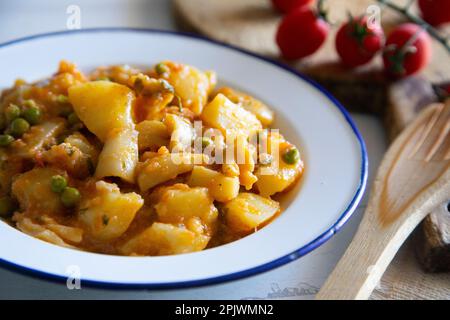 Compotée de seiches avec pommes de terre. Recette traditionnelle de tapa espagnole. Banque D'Images