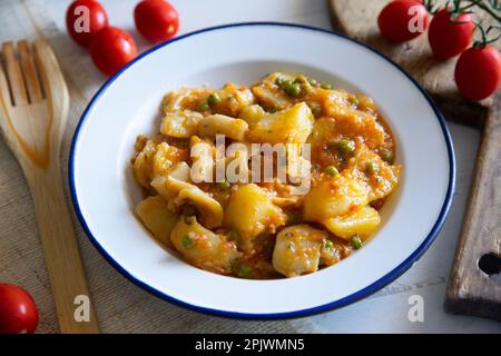 Compotée de seiches avec pommes de terre. Recette traditionnelle de tapa espagnole. Banque D'Images