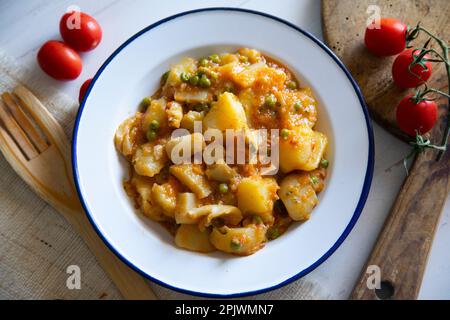 Compotée de seiches avec pommes de terre. Recette traditionnelle de tapa espagnole. Banque D'Images