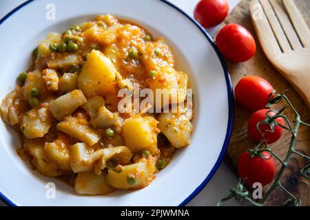 Compotée de seiches avec pommes de terre. Recette traditionnelle de tapa espagnole. Banque D'Images