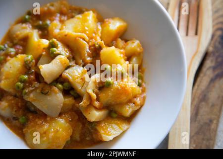 Compotée de seiches avec pommes de terre. Recette traditionnelle de tapa espagnole. Banque D'Images