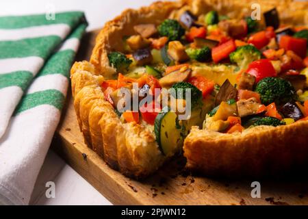 Tarte végétarienne avec brocoli, poivre et courgettes dans une pâte feuilletée. Banque D'Images