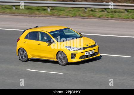 2020 jaune KIA RIO GT-LINE ISG 998cc 6 vitesses à hayon manuel ; sur l'autoroute M61, Royaume-Uni Banque D'Images