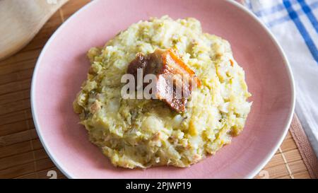 Le trinxat de la Cerdanya est un plat typiquement catalan qui ressemble à une petite tortilla mélangée au chou, au ventre de porc et à la pomme de terre. Banque D'Images