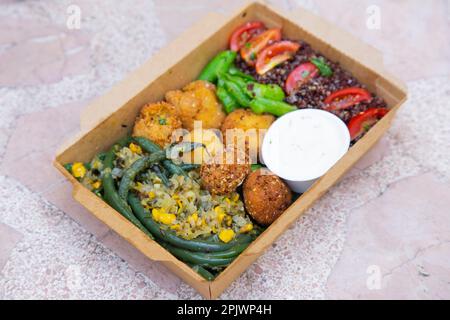 Boîte alimentaire avec légumes et croquettes végétaliennes. Délicieux menu sain à emporter. Banque D'Images