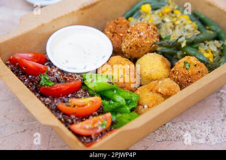 Boîte alimentaire avec légumes et croquettes végétaliennes. Délicieux menu sain à emporter. Banque D'Images