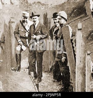 World War One- Un officiel espagnol comme observateur neutre inspectant une tranchée sur le front français.-- Primera Guerra Mundial: Funcionarios españoles como observadores neurales inspeccionando una trinchera en el frente francés. --première Guerre mondiale - des fonctionnalités espagnols en tant qu'observeurs neutres inspectant une tranché sur le front français. Banque D'Images