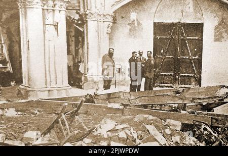 Première Guerre mondiale - des responsables espagnols en tant qu'observateurs neutres inspectant un dommage sur le front français. - Première Guerre mondiale - des fonctionnalités espagnols en tant que Primera Guerra Mundial: Funcionarios españoles como observadores neurales inspeccionando una trinchera en el frente francés. neetres inspectant une tranche sur le front français. - Banque D'Images