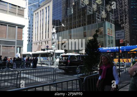 New York, États-Unis. 3rd avril 2023. Cette photo prise sur 3 avril 2023 montre la Trump Tower sur la Cinquième Avenue dans le centre de Manhattan à New York, aux États-Unis. La ville de New York a encore renforcé ses mesures de sécurité avant l'incendie prévu des anciens États-Unis Le président Donald Trump devant un tribunal pénal de Lower Manhattan, mardi. Credit: Liu Yanan/Xinhua/Alay Live News Banque D'Images