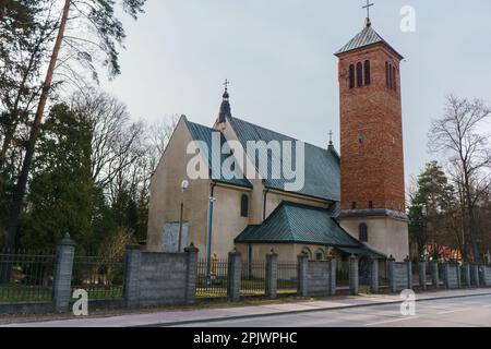 Une église catholique dans une banlieue près de Varsovie Banque D'Images