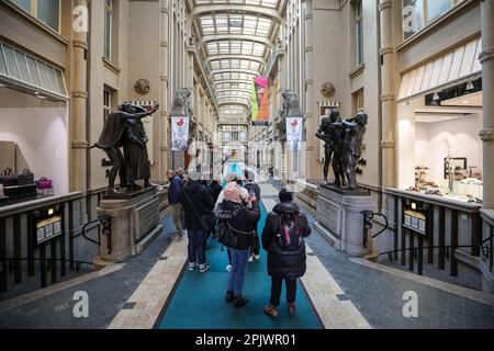 Leipzig, Allemagne. 04th avril 2023. Les touristes se tiennent devant l'entrée d'Auerbachs Keller avec les personnages de Faust de Goethe dans le Mädlerpassage. La direction du restaurant a informé le même jour du prochain 500th anniversaire du célèbre restaurant "Auerbachs Keller". En 1525, le médecin et professeur d'université de Leipzig, Heinrich Stromer von Auerbach, a servi du vin pour la première fois aux étudiants dans sa cave. Goethe a également séjourné dans la cave et a eu une scène de son 'Faust' joué ici. Credit: Jan Woitas/dpa/Alay Live News Banque D'Images