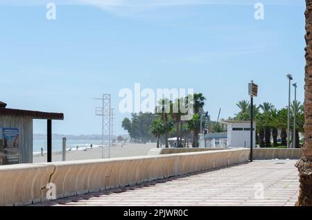 AQUADULCE, ESPAGNE - 29 MARS 2023 Promenade le long de la côte de la Costa de Almeria dans l'une des plus importantes villes touristiques de la province d'Almer Banque D'Images