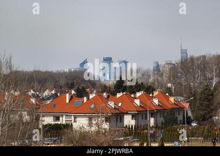 Bâtiments de banlieue à Varsovie avec le centre-ville de Varsovie en arrière-plan Banque D'Images