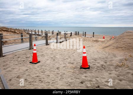 Le concept de changement climatique montrant la réparation de l'érosion de plage Banque D'Images