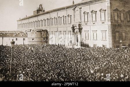 Première Guerre mondiale - les citoyens de Rome entendent que l'Italie se joint à la guerre contre l'23 mai 1915. -- Prima guerra mondiale - I cittadini di Roma sentono che l'Italia entra in guerra il 23 maggio 1915.-- Erster Weltkrieg - Die Bürger Roms hören am 23. Mai 1915, dass Italien in den Krieg eintritt. -Première Guerre mondiale - les villes de Rome apprentissage que l’Italie se joint à la guerre le 23 mai 1915. - Primera Guerra Mundial: los ciudadanos de Roma escuchan que Italia se unirá a la guerra el 23 de mayo de 1915 Banque D'Images