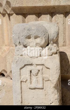 Chiesa del Purgatorio avec des crânes de pierre sculptées dans une église de Matera. Matera est une ville située sur un éperon rocheux. Le soi-disant quartier de la Sassi (St Banque D'Images