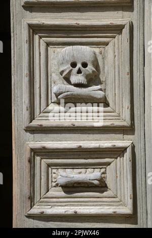 Chiesa del Purgatorio avec des crânes de pierre sculptées dans une église de Matera. Matera est une ville située sur un éperon rocheux. Le soi-disant quartier de la Sassi (St Banque D'Images