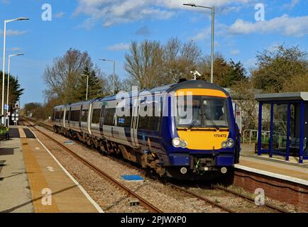 Un train de 3 wagons Northern trains effectue un appel à la gare du village de Hunmanby sur la ligne de Hull à Scarborough le mercredi 22.3.2023, un jour de printemps brillant Banque D'Images