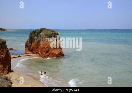 La mer coûte au nord de Brindisi. Les plages de sable et le sol rougeâtre créent un spectacle spectaculaire, Apulia, Italie, Europe Banque D'Images