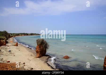 La mer coûte au nord de Brindisi. Les plages de sable et le sol rougeâtre créent un spectacle spectaculaire, Apulia, Italie, Europe Banque D'Images