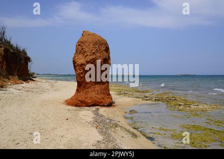 La mer coûte au nord de Brindisi. Les plages de sable et le sol rougeâtre créent un spectacle spectaculaire, Apulia, Italie, Europe Banque D'Images